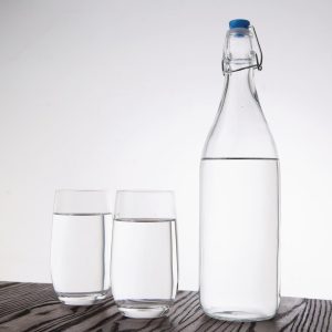 gg930 glasswaterbottlewithstopper6